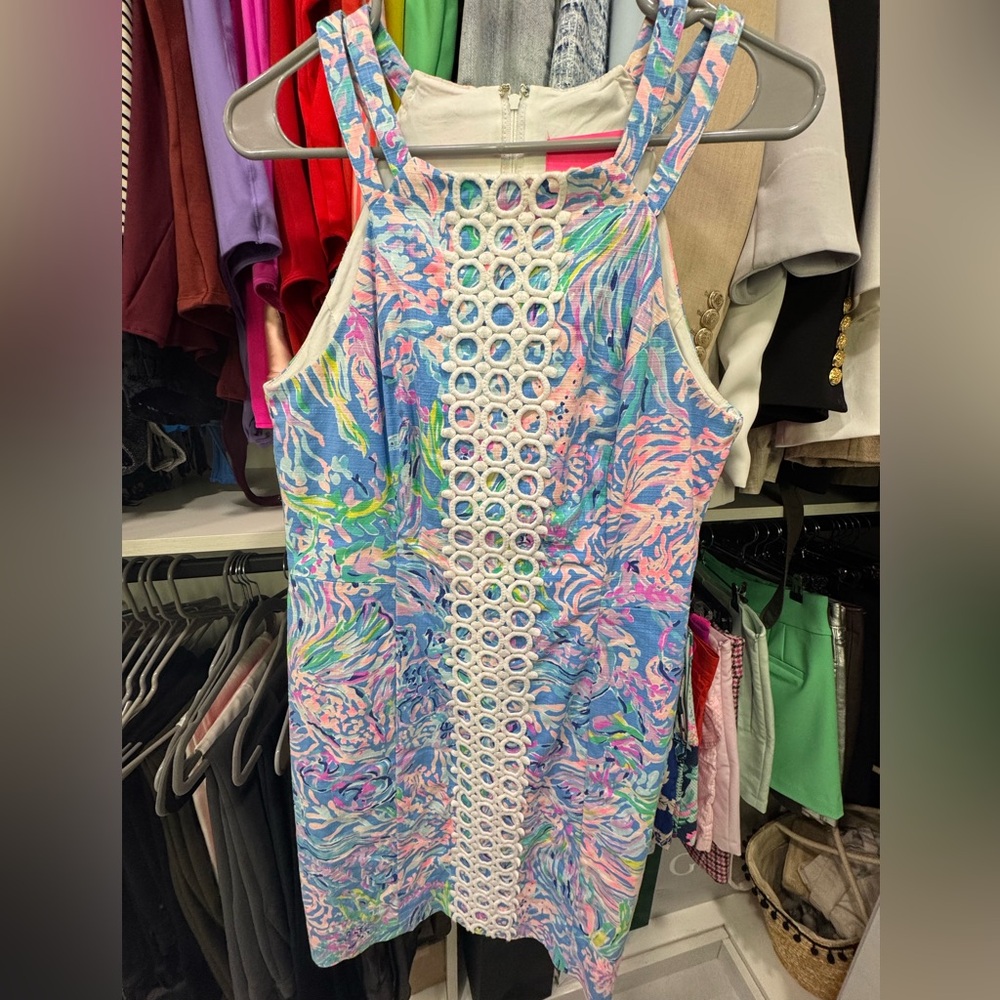 Lilly Pulitzer Pearl Stretch Shift dress in “All together now” print size 8